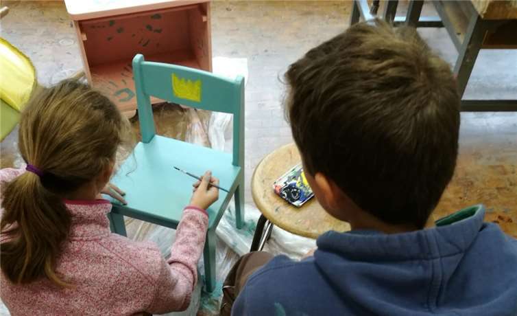 Hier wird ein alter Stuhl aufgearbeitet.Foto: privat