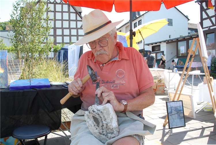 Hier wird ein großer Edelstein künstlerisch bearbeitet.