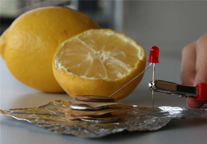 Hier wurde eine Zitronenbatterie aufgebaut.