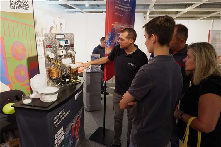 Hier wurde erklärt und demonstriert, wie der Kältekreislauf in einem Kühlschrank funktioniert.