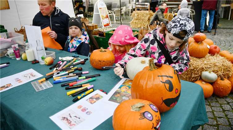 Hier wurden Kürbisse bemalt und kleine Kunstwerke geschaffen.