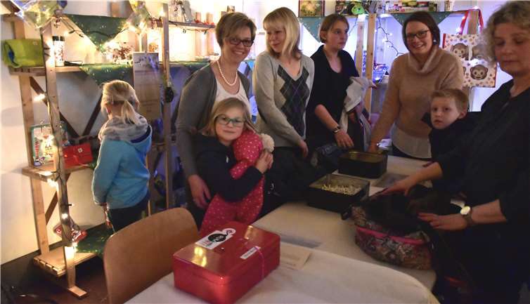 Hier wurden Lose für eine Tombola verkauft,wobei die Preise in den Regalen ausgestellt waren.