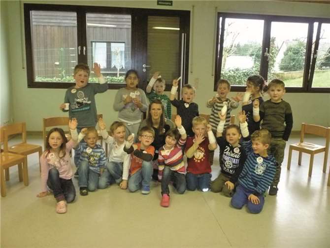 Hier zeigen die „Wackelzahnkinder“ stolz ihre Verbände. Wie man diesen anlegt, haben die Kinder mit Natascha Klapperich, examinierte Krankenschwester und Jugendrotkreuz-Gruppenleiterin, geübt. privat