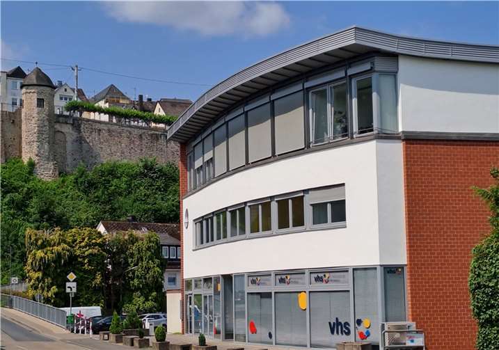 Hier zieht vorübergehend die Stadtbibliothek Montabaur ein. Die Volkshochschule wechselt ins erste Obergeschoss und macht damit das Erdgeschoss frei für Bücher, Zeitschriften, Spiele, CDs, DVDs und die Bibliothek der Dinge. Foto: Stadt Montabaur / Jutta Klöckner