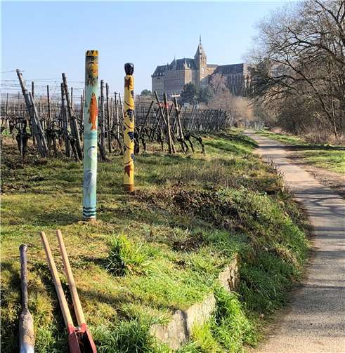 Hier zwei der bereits fertiggestellten Pfosten. Foto: Matthias Bertram