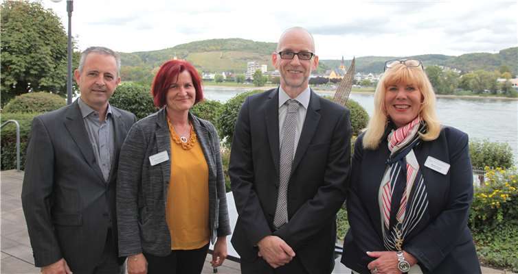 Hießen Jörg Warnke (2.v.re.) willkommen: Geschäftsführer Marc Gabelmann, Verwaltungsleiterin Cindy-Beate Engelhardt und Pflegedienstleiterin Martina Krupp (v.li.).Foto: hf