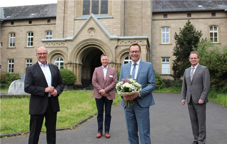 Hießen den neuen Geschäftsführer des Landeskrankenhauses, Dr. Alexander Wilhelm (3. v. l.), herzlich willkommen (v. l.): Werner Schmitt (Interim-Geschäftsführer), Dr. Thorsten Junkermann (Regionaldirektor Nord Landeskrankenhaus und Kaufmännischer Direktor der Rhein-Mosel-Fachklinik Andernach) und Alexander Schneider (Regionaldirektor Süd und Kaufmännischer Direktor der Rheinhessen-Fachklinik Alzey). Foto: Landeskrankenhaus (AöR)