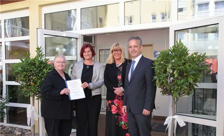 Hießen die Gäste willkommen: Schwester Marianne Meyer, Cindy-Beate Engelhardt, die stellvertretende Einrichtungsleiterin, Pflegedienstleiterin Martina Krupp und Geschäftsführer Marc Gabelmann (v.l.).Fotos: hf