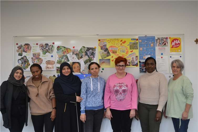 Hifaa Aldaieha (links) und Caroline Peris (Zweite von rechts) machten den Teilnehmerinnen des Caritas-Projektes „Fit für die Pflege“ Mut, diesen erfolgreichen Weg weiterzugehen.  Foto: E.T. Müller