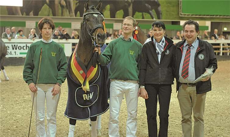 High Noon“ triumphierte in Berlin, (v.l.): Das Vorführteam Julia und Timo Coldewey sowie Uschi und Helmut Ewenz - die stolzen Besitzer von der Reitsportanlage Birkenhof in Bonefeld. privat
