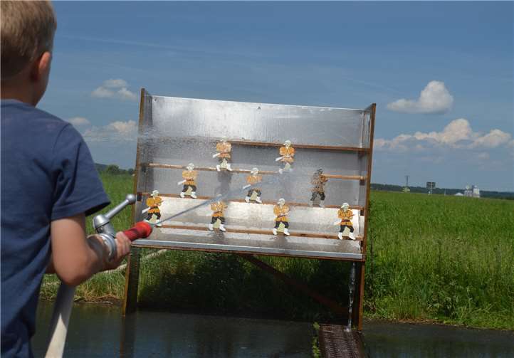 Highlight bei den Kindern war die Spritzwand, die bei knackigen Temperaturen für Abkühlung sorgte.Feuerwehr Kirchspiel Anhausen