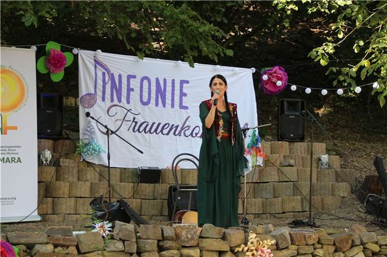 Highlight des Abends waren die Auftritte verschiedener Künstlerinnen.  Foto: UTAMARA e.V.