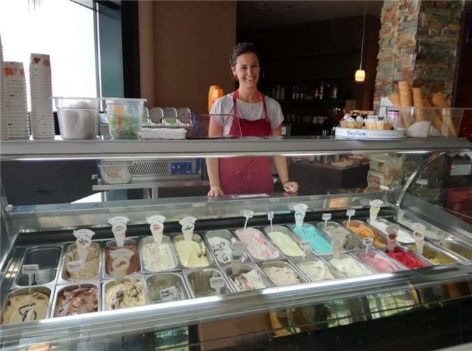 Highlight des Angebots ist die riesige Auswahl an selbst hergestellten Speiseeissorten.  Stadtwerke Mayen GmbH