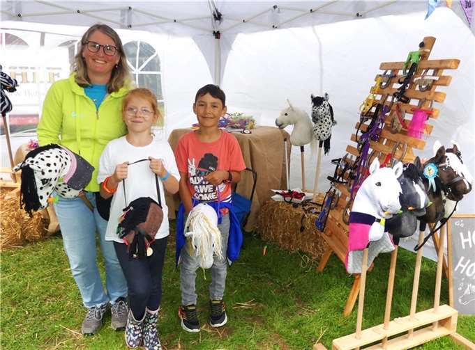Highlight für die kleinen Besucher war unter anderem das gemeinsame Steckenpferd-Reiten im Gelände.