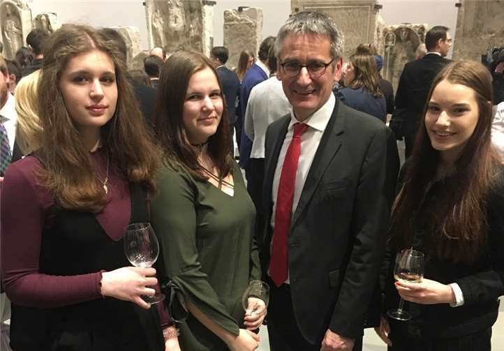 Hilda-Schülerinnen mit dem Landtagspräsidenten Hendrik Hering, zu sehen v.li. Levia Deipenbrock, Linda Kraus, Landtagspräsident RLP Hendrik Hering und Johanna Deckers.privat
