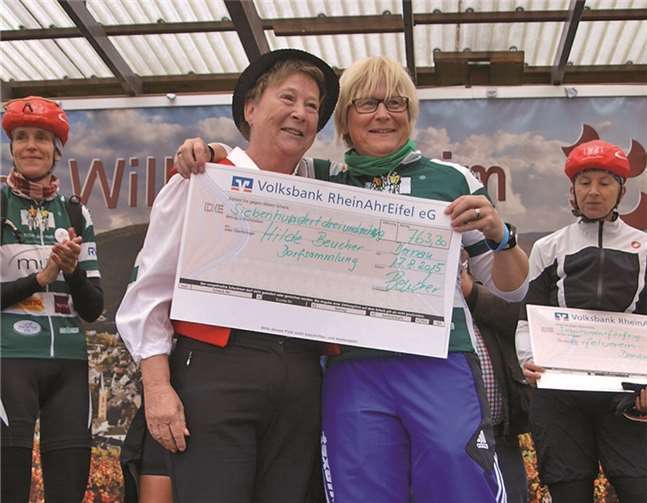 Hilde Beucher (links) übergibt den Erlös aus der Dorfsammlung.