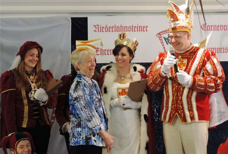 Ein echtes Lohnschdener Mädchen  Hilde Klein wird von Lahno-Rhenania Silke I und Prinz Michael IV. zu ihrer Ernennung beglückwünscht.