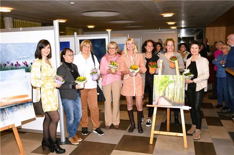 Hildegard Görgen, Erste Beigeordnete der VG Pellenz (r.), eröffnet mit den Künstlerinnen die Ausstellung im Rathaus der VG Pellenz.  Foto: VG Pellenz / Schlüter