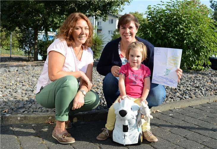 Hildegard Kriechel überreichte Ann Sophie Auel aus Adenau ihren neuen Begleiter. -CF-