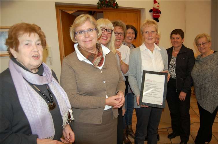 Hildegard Kurp mit Dank-Urkunde geehrt. Sie zeigt das Dokument im Kreis des KfD-Vorstands, der Ehrenvorsitzenden Waltrud Steffens und Stadtbürgermeisterin Gabriele Hermann-Lersch. FA