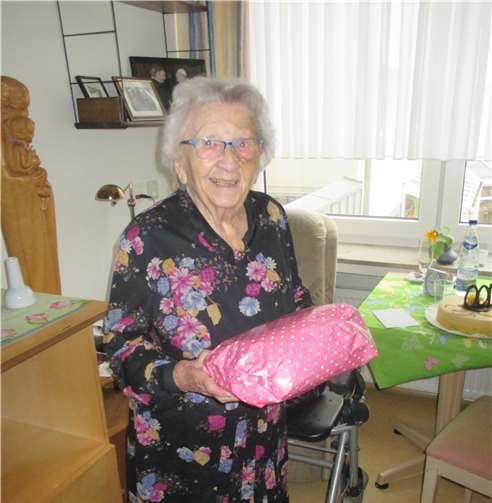 Hildegard Linden freut sich über die Geschenke zu ihrem 100. Geburtstag. Foto: privat