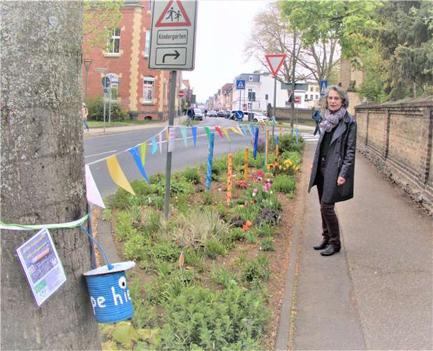 Hildegard Luttenberger an dem Blumenbeet, dass sie in ein nätürliches Kleinod verwandelt hat. Foto: Jürgen Grab