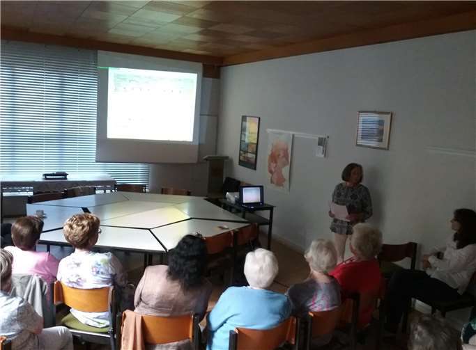 Hildegard Pech erzählte den Zuhörerinnen viele interessante Geschichten und löste bei einigen Fernweh aus. Foto: privat