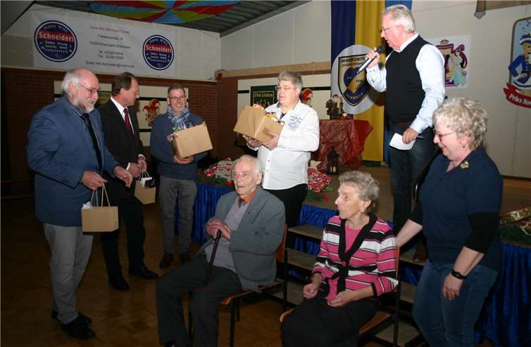 Hildegard Ruschke und Josef Krämer wurden mit einem Präsentkorb geehrt.