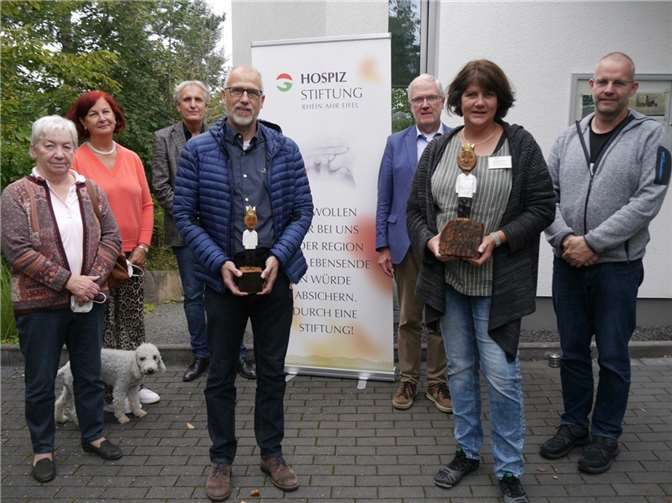 Hildegard Schneider, Ulrike Dobrowolny, Klaus Plate, Rüdiger Schütze (mit seinem ersteigerten König), Christoph Drolshagen, Yasmin Brost (mit dem König fürs Hospiz), Ralf Knoblauch. Fotos: privat
