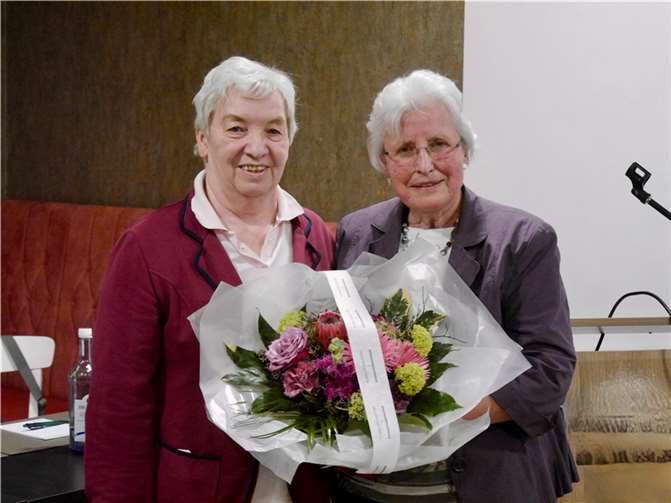 Hildegard Schneider (links) und Christel Kirchhoff (r.), die für 15 Jahre Engagement im Hospiz-Verein Rhein-Ahr geehrt wurde.  Foto: Andrea Simons