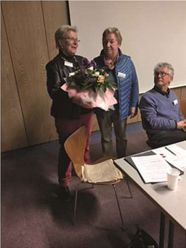 Hildegard Schneider wurde für 22 Jahre unermüdlichen Einsatz mit einem Blumenstrauß geehrt.privat