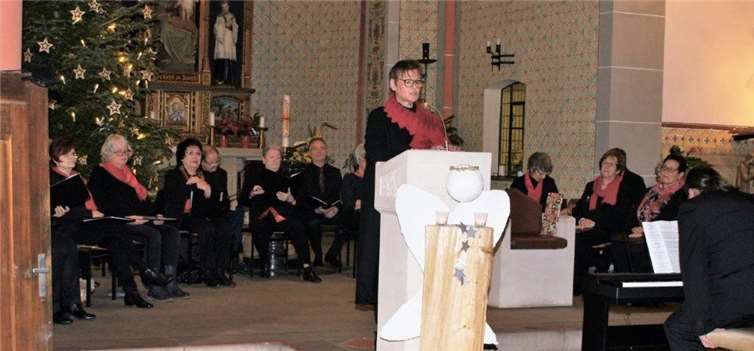 Hildegard Schürmann begrüßte die Konzertbesucher, im Hintergrund der Kirchenchor. privat