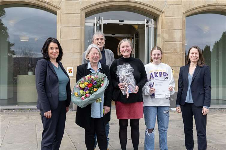 Arp Museum begrüßt seinen millionsten Besucher Hildegard Schumacher aus Bendorf in Rheinland-Pfalz kam mit ihrem Ehemann sowie einer Freundin und deren Tochter, um die erfolgreiche Ausstellung „Maestras. Malerinnen 1500 – 1900“ anzuschauen. Foto: Helmut Reinelt