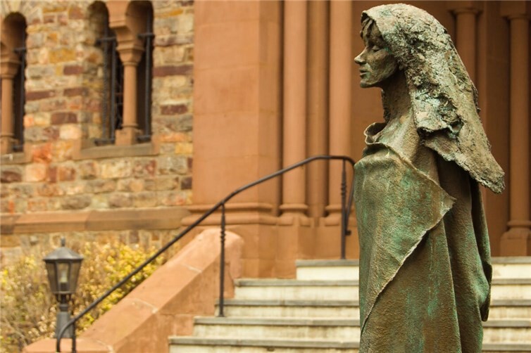 Hildegard-Statue