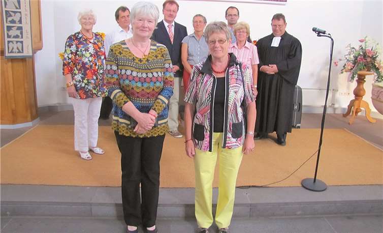 Hildegard Wendland (re) geht in den verdienten Ruhestand, ihre Nachfolgerin Birgit Klaes-Huppertz v.li. übernimmt die Aufgabe.-WT-