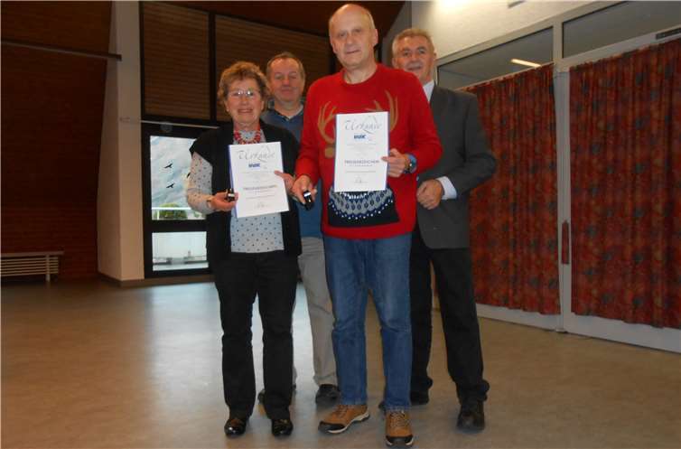 Hildegard Winkler und Peter Hoffmann wurden für ihre 20-jährige Treue zum Verband geehrt. Hinten: Kurt Herrmann und Andreas Peifer.