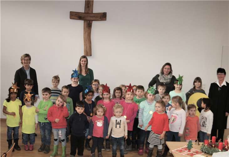 Hildegard Zschiesche (l.) Elke Schäfer (r.) mit Mitarbeiterinnen und den Kindern von der Kita Maria Himmelfahrt und dem Kinderchor von St. Albert.privat