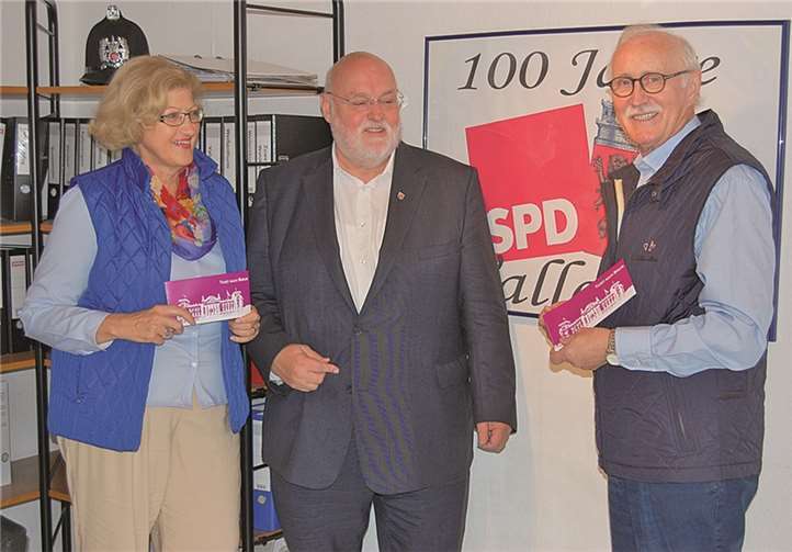 Hildegard und Werner Rohde sind die glücklichen Gewinner des Preisrätsels. Gern nahmen die beiden im Bürgerbüro des Landtagsabgeordneten Dieter Klöckner den Gewinn entgegen.privat