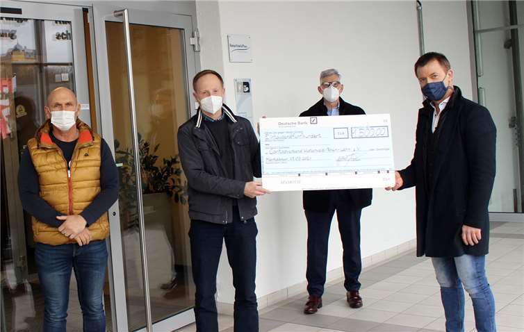 Hilfe für „Menschen in Not“: Horst Zirkel und Markus Fichtinger (von rechts) von der Firma Klöckner Pentaplast überreichten Joachim Grämer, Leiter Fachbereich Existenzsicherung beim Caritasverband Westerwald-Rhein-Lahn, einen Scheck über 1500 Euro für das Caritas-Projekt. Die Spende kam auf Initiative von FIT UP-Geschäftsführer Jörg Noll zustande.