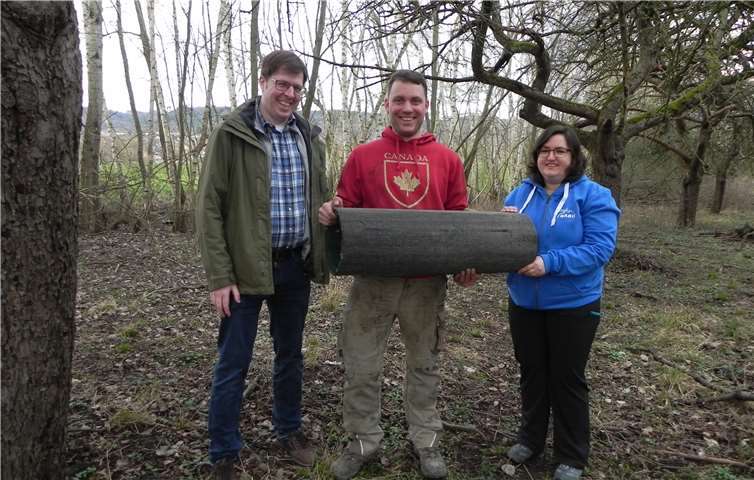 Hilfe für den gefährdeten Steinkauz in Heimbach-Weis: Isabelle Thome von der NABU-Projektgruppe Steinkauz übergibt Nistkästen an Jonathan Schäfer (Mitte) und Biotopbetreuer Stefan Kolling (links). Foto: Sweco GmbH