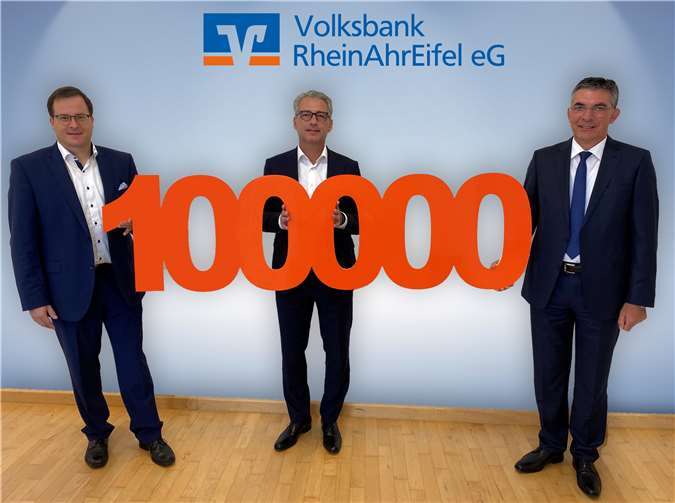 Hilfe in der Corona-Krise: Markus Müller, Vorstandsmitglied der Volksbank RheinAhrEifel, Vorstandsvorsitzender Sascha Monschauer und Vorstandsmitglied Walter Müller (v.l.n.r.) freuen sich insgesamt 100.000 Euro an Fördergeldern für gemeinnützige Vereine und Institutionen in der Region bereitzustellen. Foto: Volksbank RheinAhrEifel eG
