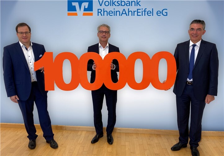 Hilfe in der Corona-Krise: Markus Müller, Vorstandsmitglied der Volksbank RheinAhrEifel, Vorstandsvorsitzender Sascha Monschauer und Vorstandsmitglied Walter Müller (v.l.n.r.) freuen sich insgesamt 100.000 Euro an Fördergeldern für gemeinnützige Vereine und Institutionen in der Region ereitzustellen.Foto: Volksbank RheinAhrEifel eG