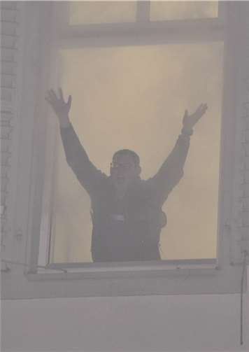 Hilfeschreie drangen aus dem altehrwürdigen Gebäude, in dem nur einzelne Zimmer erleuchtet waren.