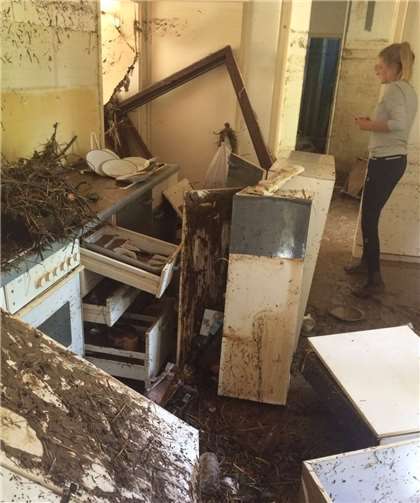 Hilflos stehen die Hauseigentümer dem Chaos gegenüber.