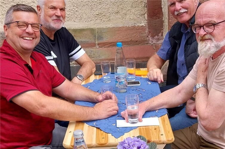 Hilfsbereite Männer