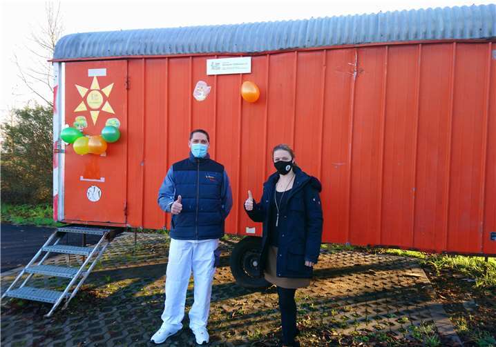 Hilfsbereiter Unterstützer der Elterninitiative Markus Mahlberg und die erste Vorsitzende des Vereins Lena Mikloss am restaurierten Bauwagen für die Waldgruppe.