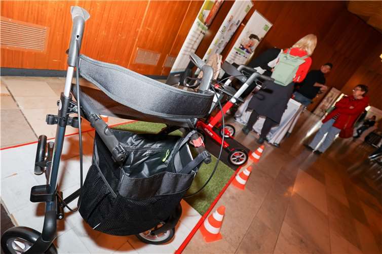 Hilfsmittel wie Rollatoren konnten bei der Veranstaltung angesehen und getestet werden.