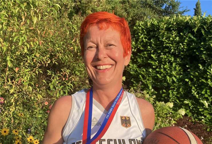 Hilke Schubring strahlt: Sie gewann mit der Ü55-Damen-Nationalmannschaft die Silbermedaille bei der WM in der Schweiz. Foto: Jutta Münch