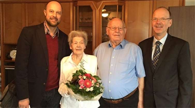 Hillscheid. Das ist schon ein besonderes Jubiläum: Die Eheleute Herta und Walter Ferdinand aus Hillscheid feierten kürzlich das Fest der „Eisernen Hochzeit“. Am 2. Februar vor 65 Jahren gaben sich die beiden das Ja-Wort. Zusammen mit Verbandsbürgermeister Thilo Becker durfte ich beiden, die sich guter Gesundheit erfreuen, gratulieren. Ortsbürgermeister Andreas Rath und Bürgermeister Thilo Becker wünschen dem Jubelpaar weiterhin stabile Gesundheit und den Humor, an dem sich beide so lange Zeit schon erfreuen können.
