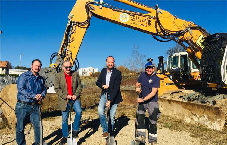 Hillscheider gemeinsam beim Spatenstich: Adrian Eiser (Bauamt), Werner Karich (Architekt), Ortsbürgermeister Andreas Rath, Peter Lerchen (Tiefbau Lerchen). Foto: Ortsgemeinde Hillscheid